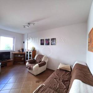 Malinska, apartman u prizemlju s bazenom, 150m od mora!