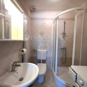 Malinska, apartman u prizemlju s bazenom, 150m od mora!