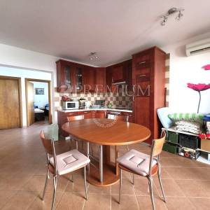 Malinska, apartman u prizemlju s bazenom, 150m od mora!
