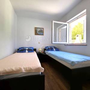 Malinska, apartman u prizemlju s bazenom, 150m od mora!