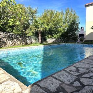 Malinska, apartman u prizemlju s bazenom, 150m od mora!