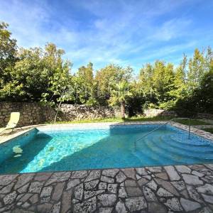 Malinska, apartman u prizemlju s bazenom, 150m od mora!