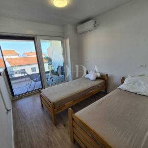 Malinska, namještena kuća s bazenom, novogradnja