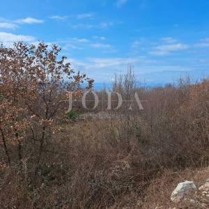 Malinska - okolica - građevinsko zemljište za tri kuće