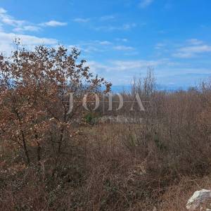 Malinska - okolica - građevinsko zemljište za tri kuće