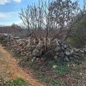 Malinska - okolica - građevinsko zemljište za tri kuće
