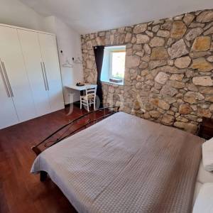 Malinska - renovirana kamena kuća s bazenom
