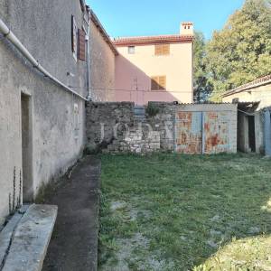 Marčana, okolica, kuća sa dvorištem u centru mjesta