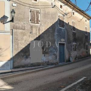 Marčana, okolica, kuća sa dvorištem u centru mjesta