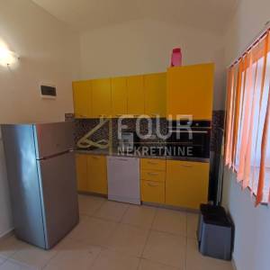 Matulji - okolica, adaptirana kuća s 2 apartmana i poslovnim prostorom