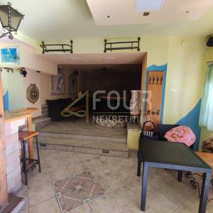 Matulji - okolica, adaptirana kuća s 2 apartmana i poslovnim prostorom