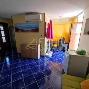 Matulji - okolica, adaptirana kuća s 2 apartmana i poslovnim prostorom