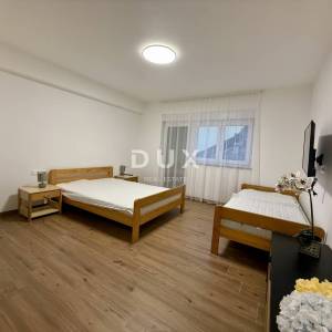 MATULJI - Stan 133 m2, BAZEN, OKUĆNICA, novogradnja!