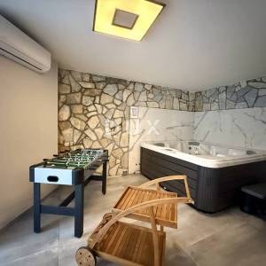 MATULJI - Stan 133 m2, BAZEN, OKUĆNICA, novogradnja!