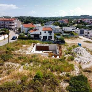 Medulin, Mukalba – Građevinski teren s započetom gradnjom.