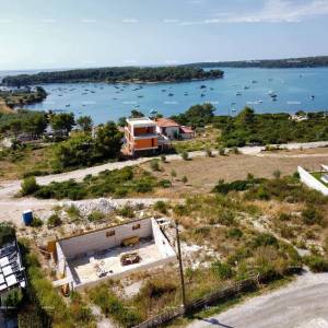 Medulin, Mukalba – Građevinski teren s započetom gradnjom.