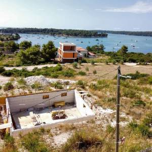 Medulin, Mukalba – Građevinski teren s započetom gradnjom.