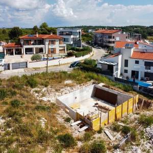 Medulin, Mukalba – Građevinski teren s započetom gradnjom.