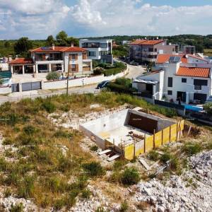 Medulin, Mukalba – Građevinski teren s započetom gradnjom.