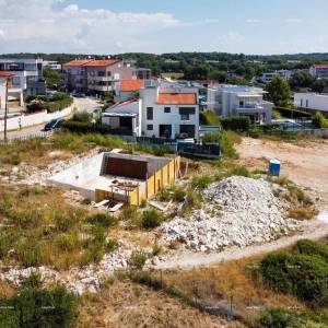 Medulin, Mukalba – Građevinski teren s započetom gradnjom.