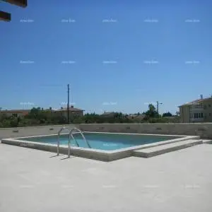 Medulin Vrčevan Prodaja lijepog i uređenog stana na velikoj okućnici, sa vlastitim bazenom.
