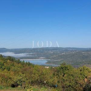 Mješovito zemljište sa pogledom na jezero Butoniga