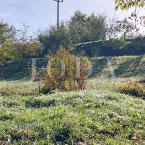 Mješovito zemljište sa pogledom na jezero Butoniga