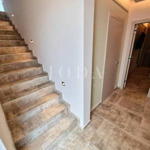Moderan apartman s bazenom i pogledom na more, Njivice - otok Krk