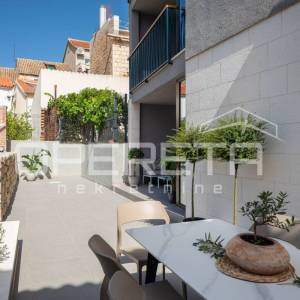 MODERAN STAN U URBANOJ VILI NA KOMIŽI - RIJETKA PRILIKA!