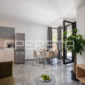 MODERAN STAN U URBANOJ VILI NA KOMIŽI - RIJETKA PRILIKA!