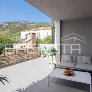 MODERAN STAN U URBANOJ VILI NA KOMIŽI - RIJETKA PRILIKA!