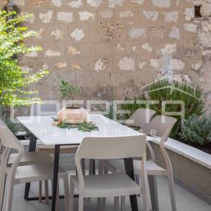 MODERAN STAN U URBANOJ VILI NA KOMIŽI - RIJETKA PRILIKA!