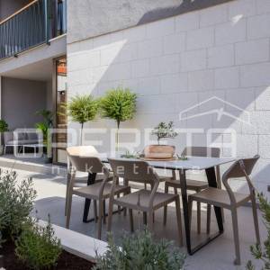 MODERAN STAN U URBANOJ VILI NA KOMIŽI - RIJETKA PRILIKA!