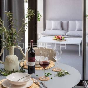 MODERAN STAN U URBANOJ VILI NA KOMIŽI - RIJETKA PRILIKA!