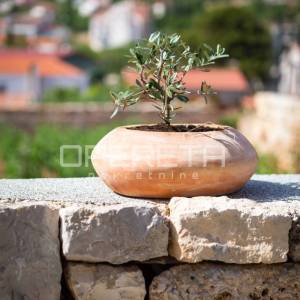 MODERAN STAN U URBANOJ VILI NA KOMIŽI - RIJETKA PRILIKA!