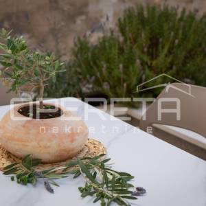 MODERAN STAN U URBANOJ VILI NA KOMIŽI - RIJETKA PRILIKA!