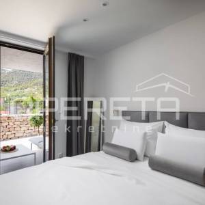 MODERAN STAN U URBANOJ VILI NA KOMIŽI - RIJETKA PRILIKA!