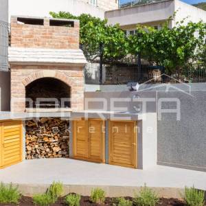 MODERAN STAN U URBANOJ VILI NA KOMIŽI - RIJETKA PRILIKA!