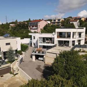 Moderna kuća sa bazenom, garažom i dva stana