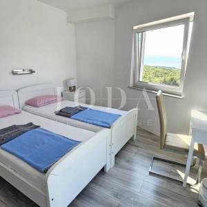 Moderna kuća sa bazenom, garažom i dva stana