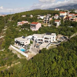 Moderna kuća sa bazenom, garažom i dva stana