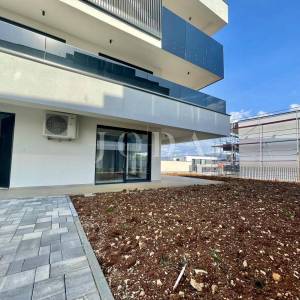 Moderni apartman s okućnicom, novogradnja na otoku Krku