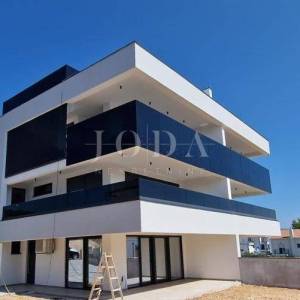 Moderni apartman s okućnicom, novogradnja na otoku Krku