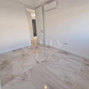 Moderni apartman s okućnicom, novogradnja na otoku Krku