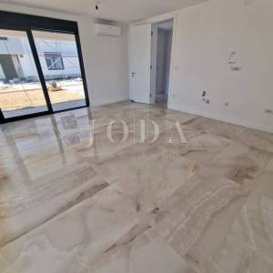 Moderni apartman s okućnicom, novogradnja na otoku Krku