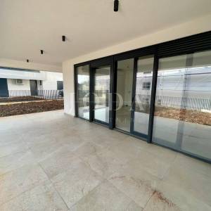 Moderni apartman s okućnicom, novogradnja na otoku Krku