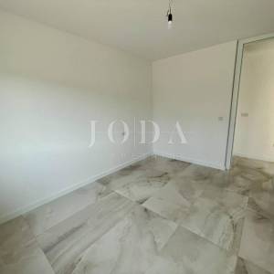 Moderni apartman s okućnicom, novogradnja na otoku Krku