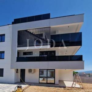 Moderni apartman s okućnicom, novogradnja na otoku Krku