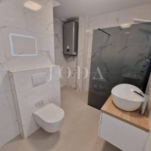 Moderni apartman s okućnicom, novogradnja na otoku Krku