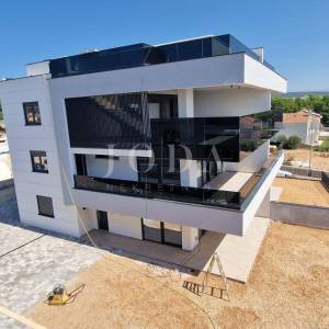 Moderni apartman s okućnicom, novogradnja na otoku Krku